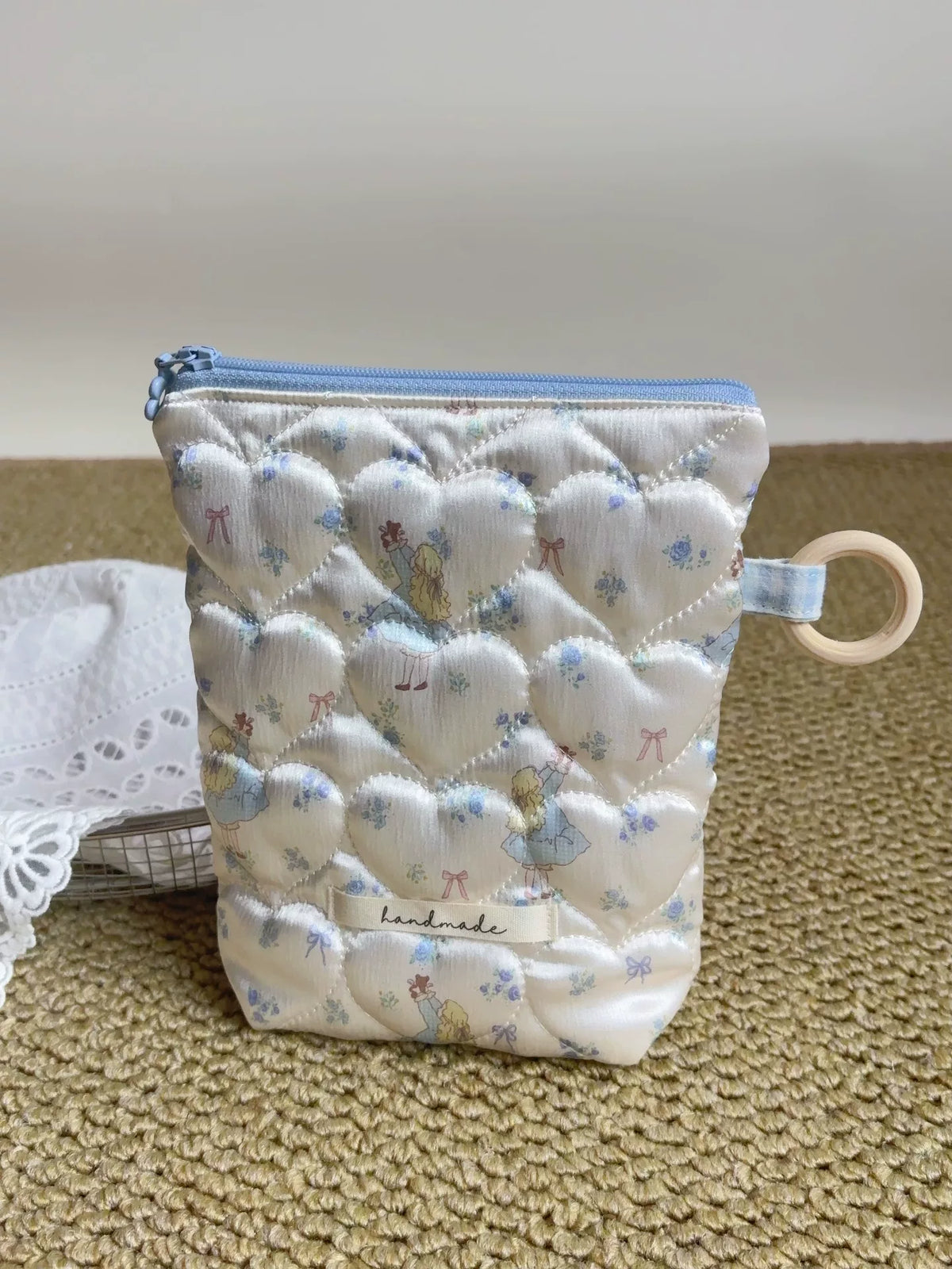 Pochethette de rangement zippée en satin nacré matelassé