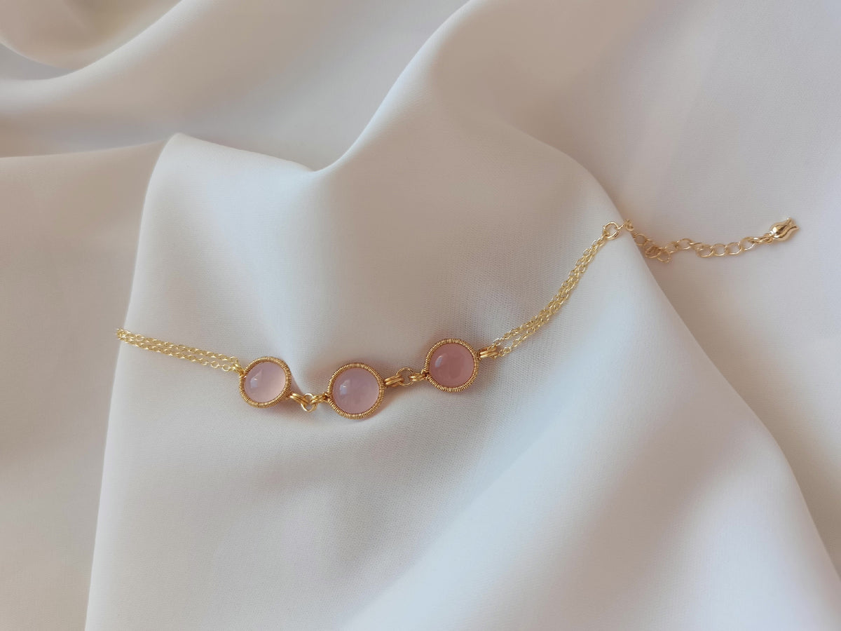 Braccialiale in quarzo rosa con filo dorato