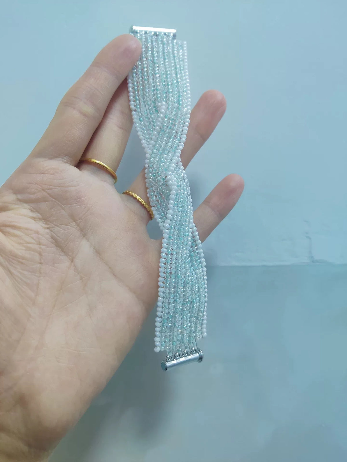 Bracelet jonc en perles bleues