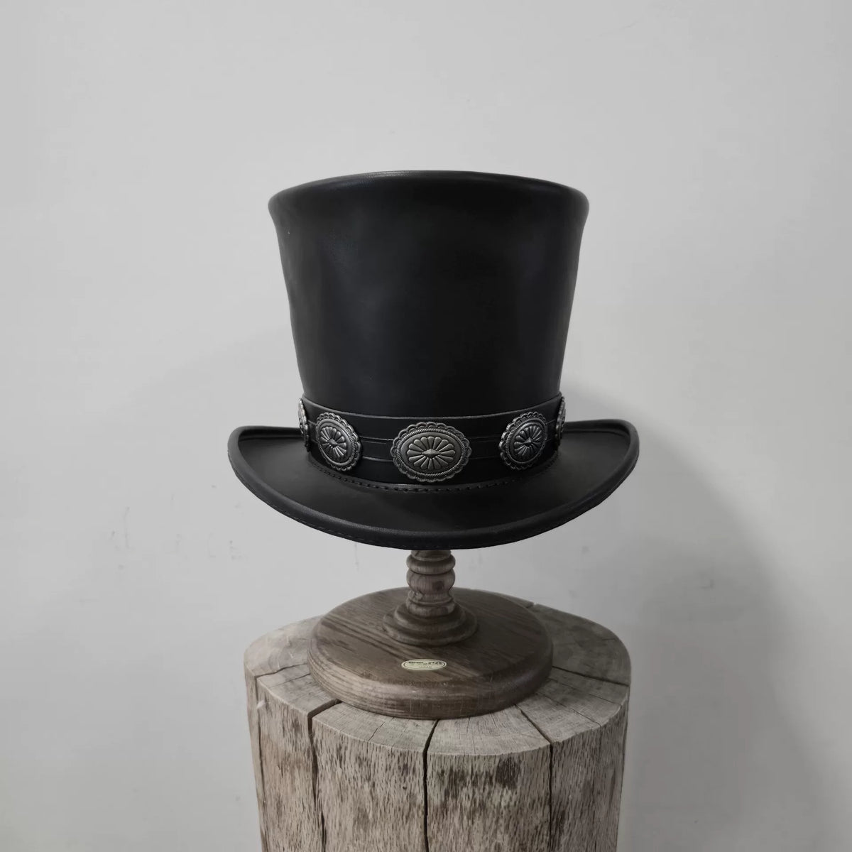 Schwarzer Lederzylinder mit silbernen Conchos