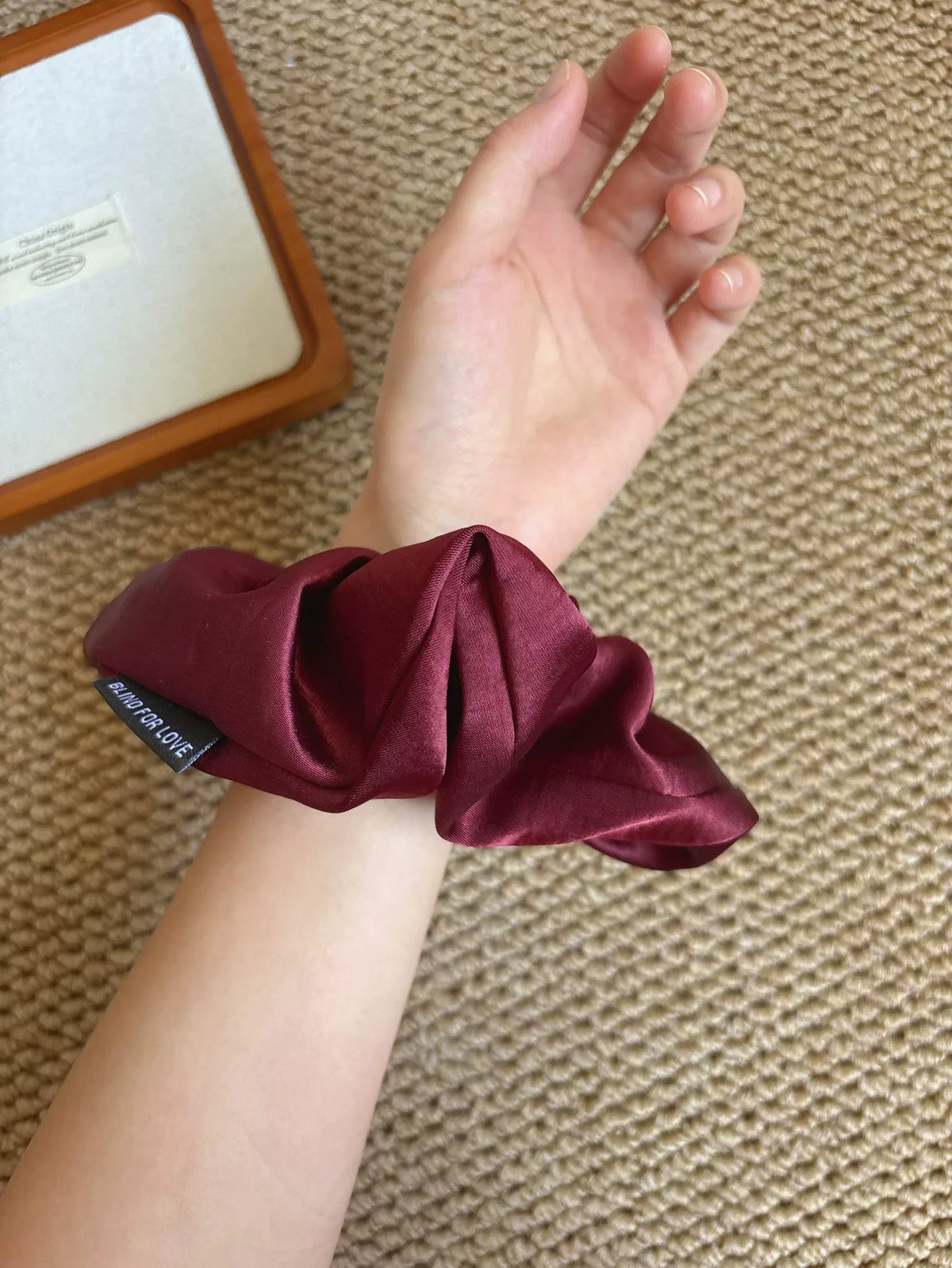 Scrunchie de Seda Vinho Profundo Oversized