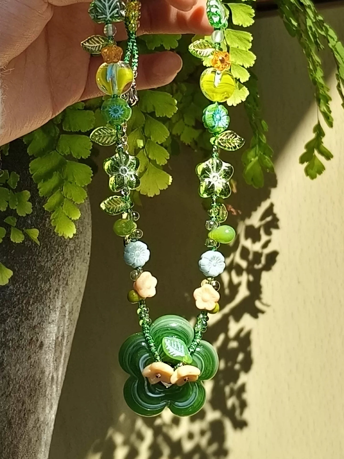 Grüne tschechische Glasperlenkette mit Blumenmotiv