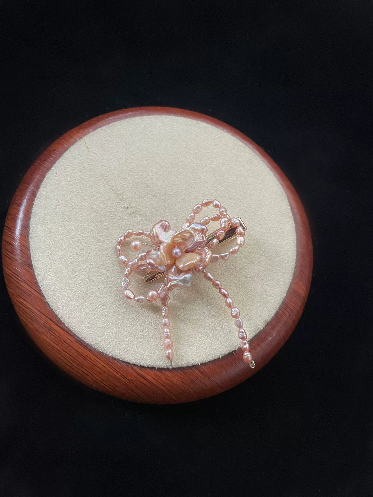 Fermaglio per capelli a fiocco in perle lilla-rosa con molletta a becco