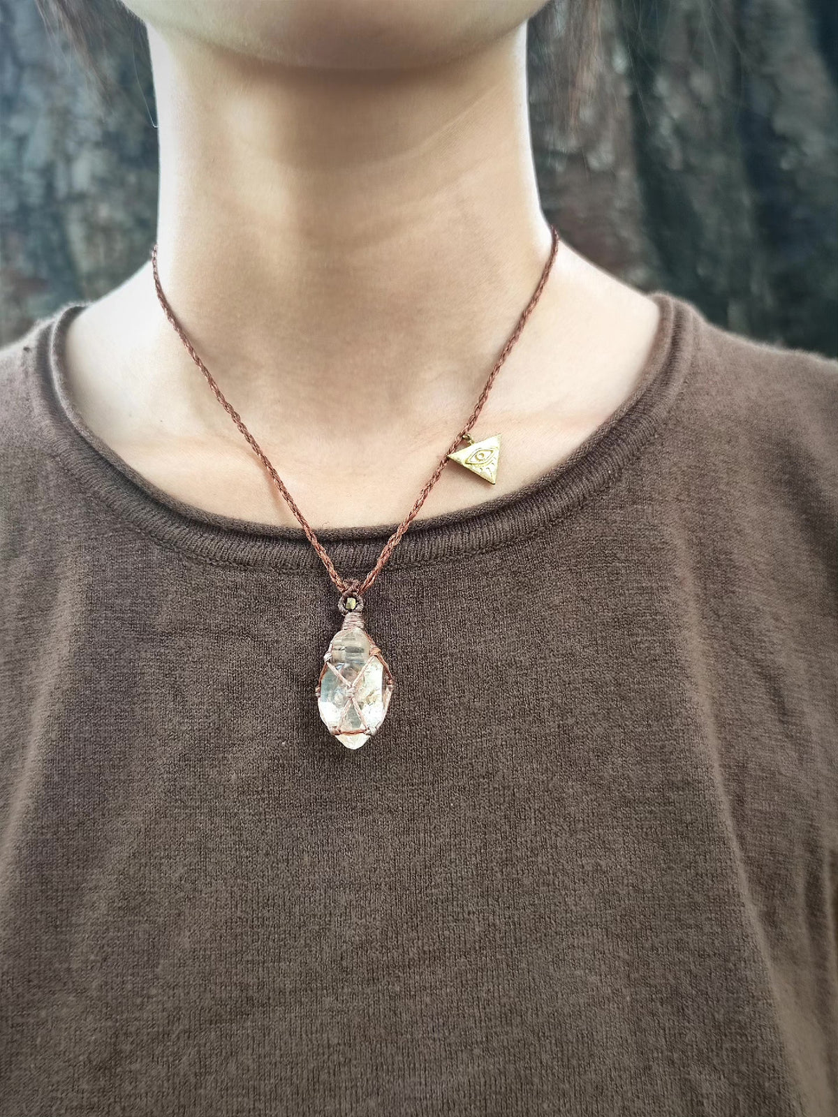 Collana macramè con punta di cristallo grezzo
