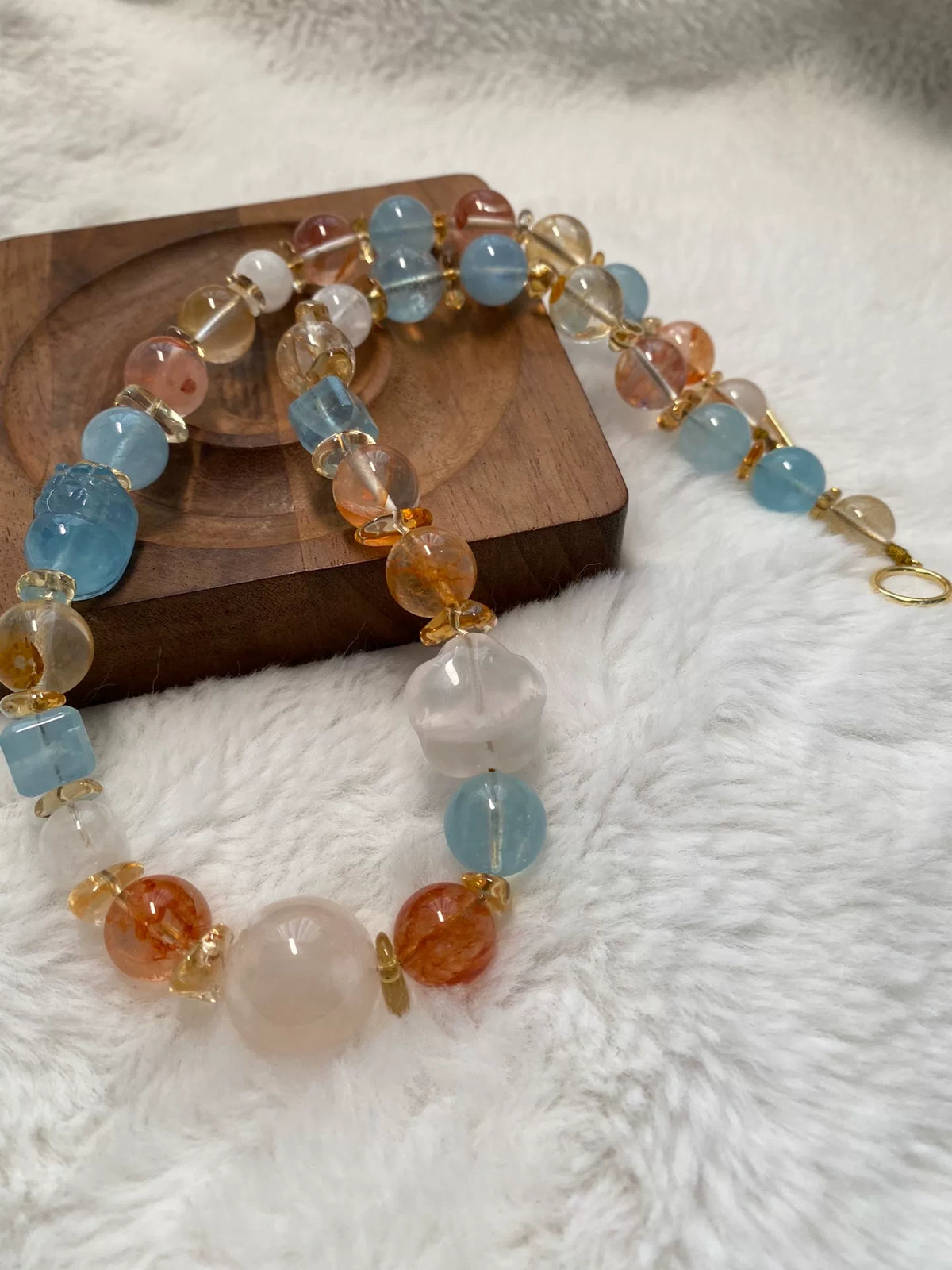 Collana con acquamarina e pietre multiple