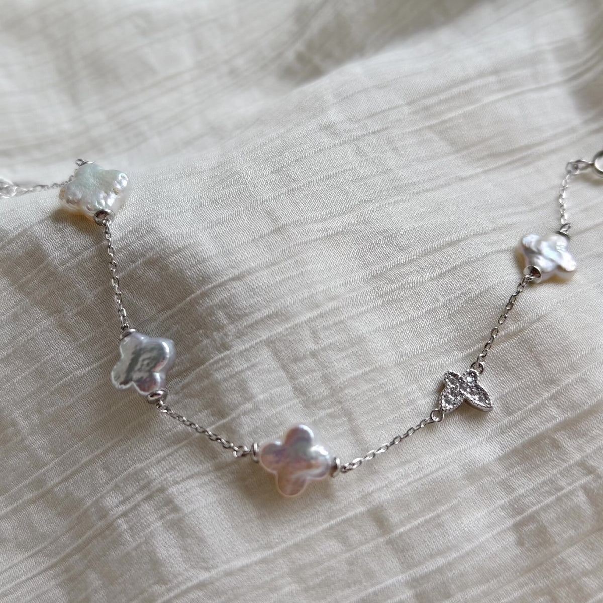 Braccialetto con perle d'acqua dolce e charm farfalla in argento