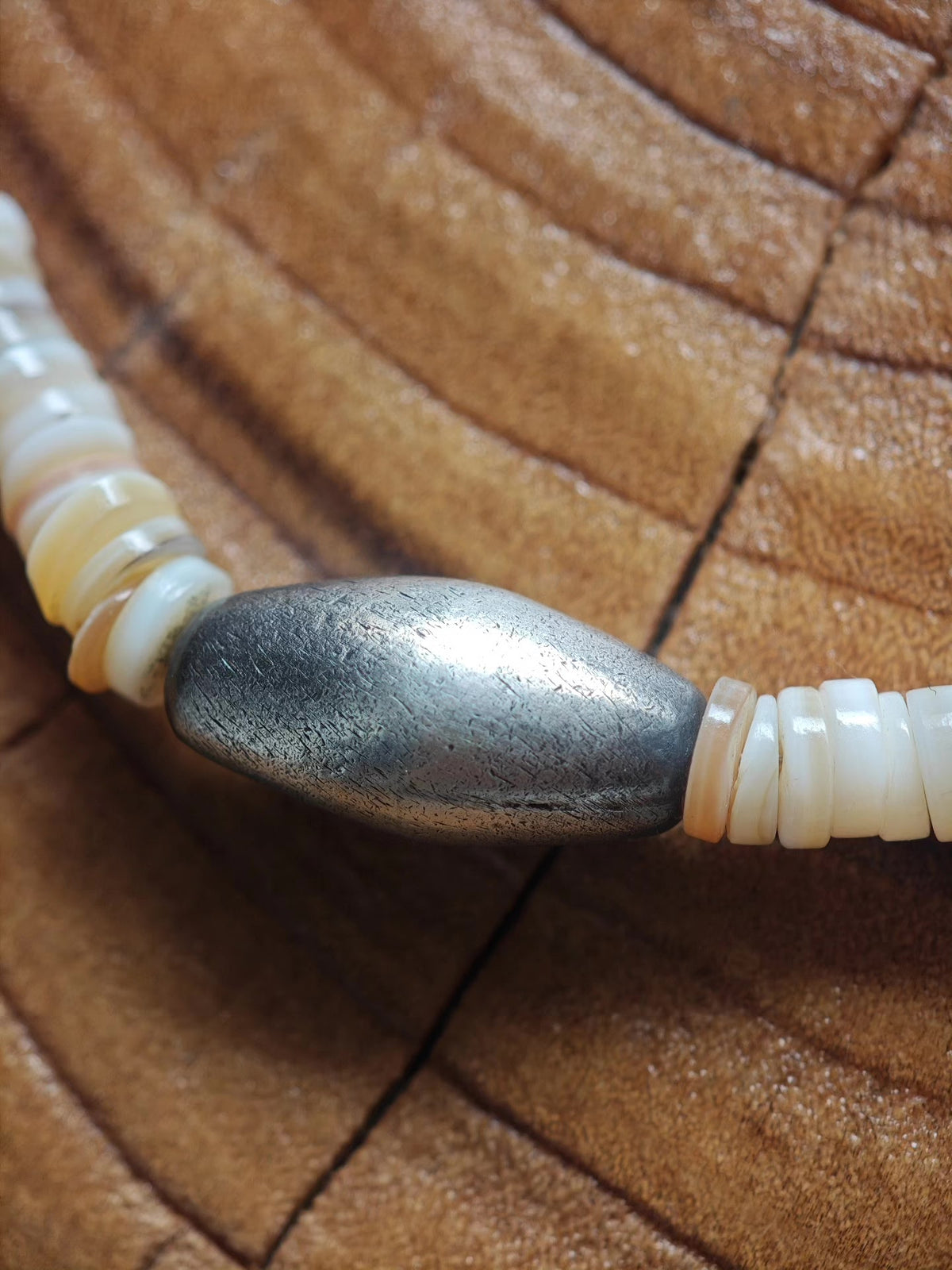 Halskette mit Heishi-Perlen aus Muschel und Sterlingsilber