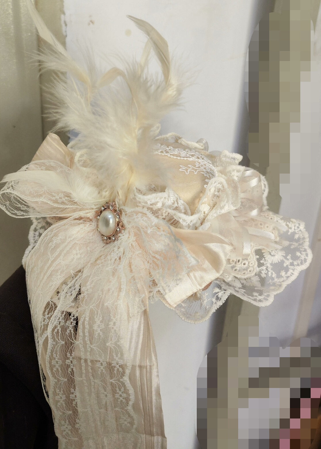 Fascinator in pizzo e piume color champagne