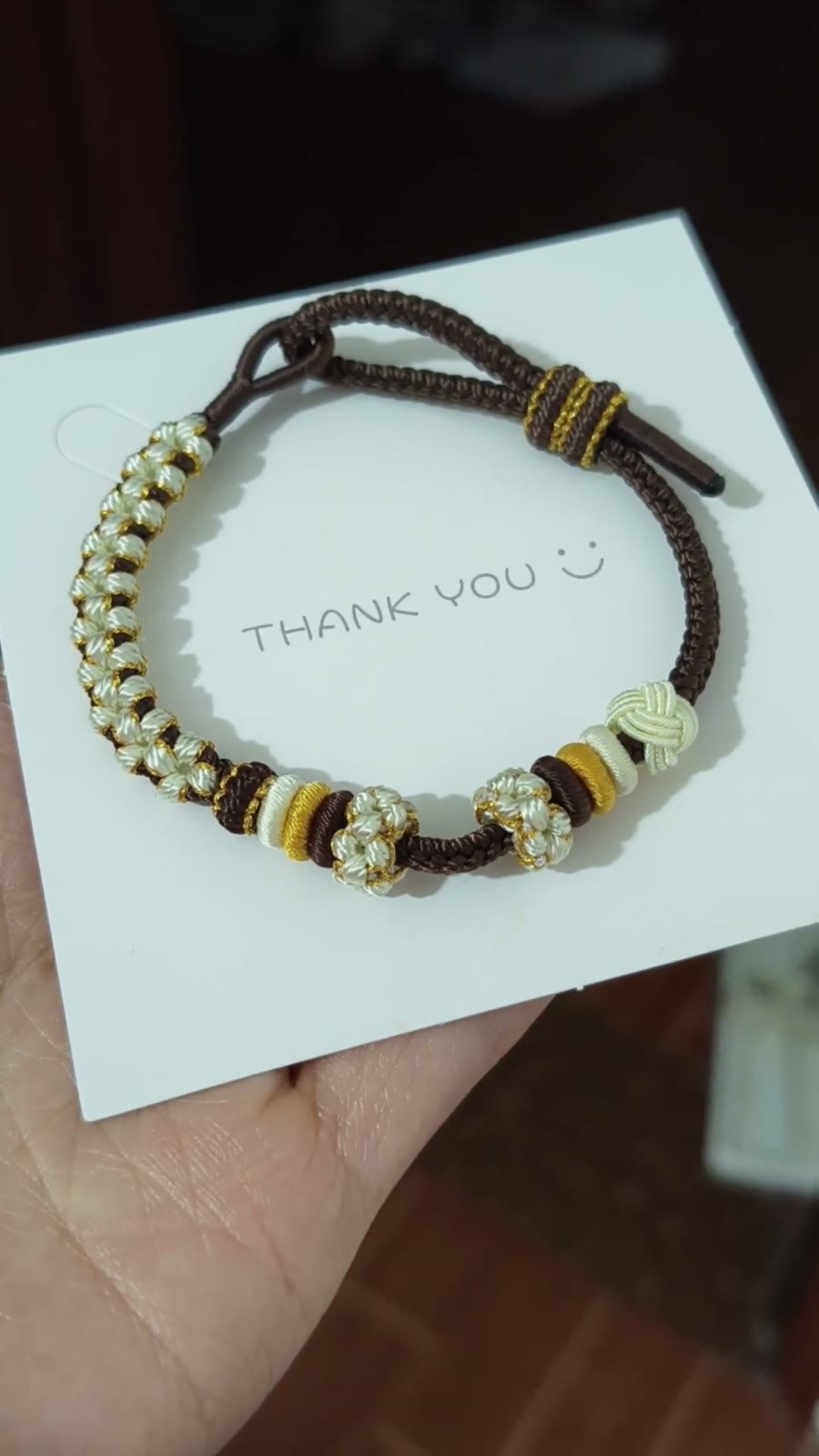 Pulseira de Cordão Castanho Tecida à Mão com Contas de Dourado Branco
