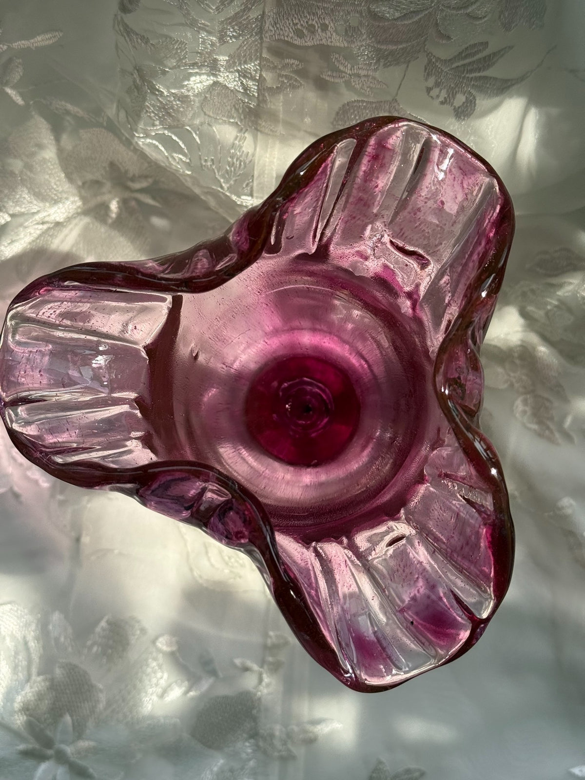 Vase en verre vintage rouge-or style lanterne à vent