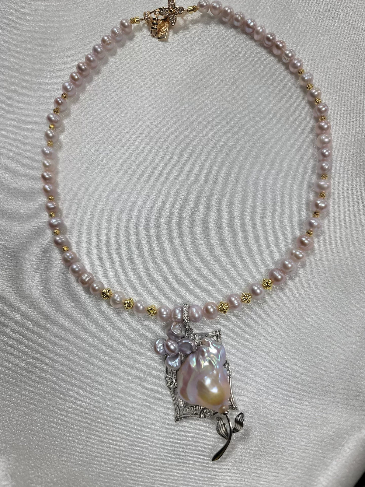 Collier de perles roses avec pendentif en perle mabé bleu-violet