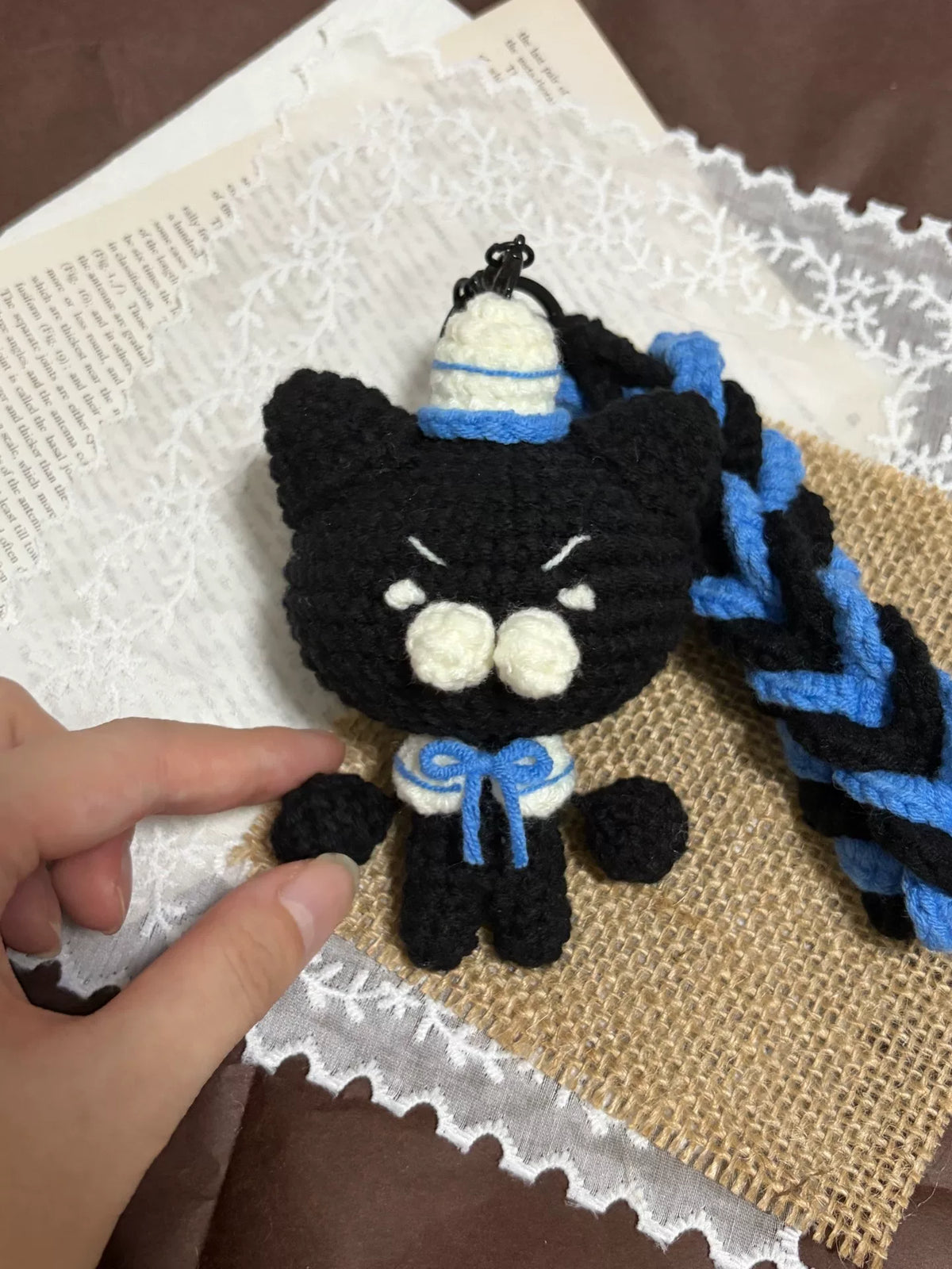 Charme de sac chat en coton crocheté à la main