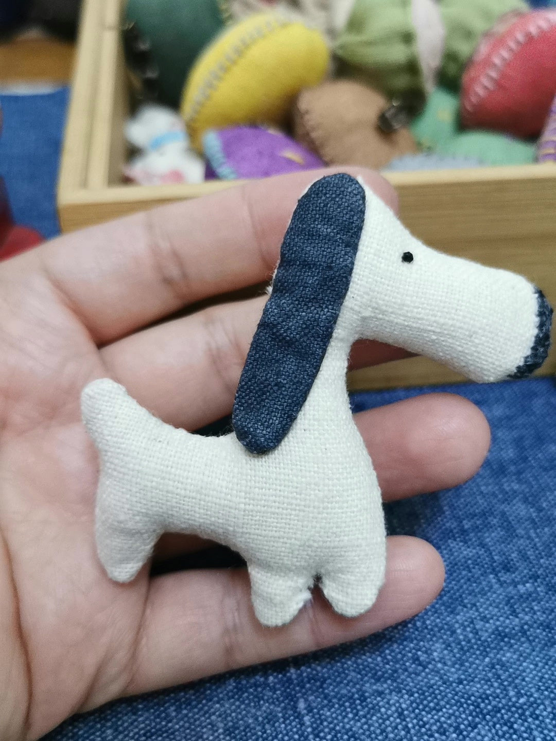 Spilla artigianale in tessuto con cane crema e navy