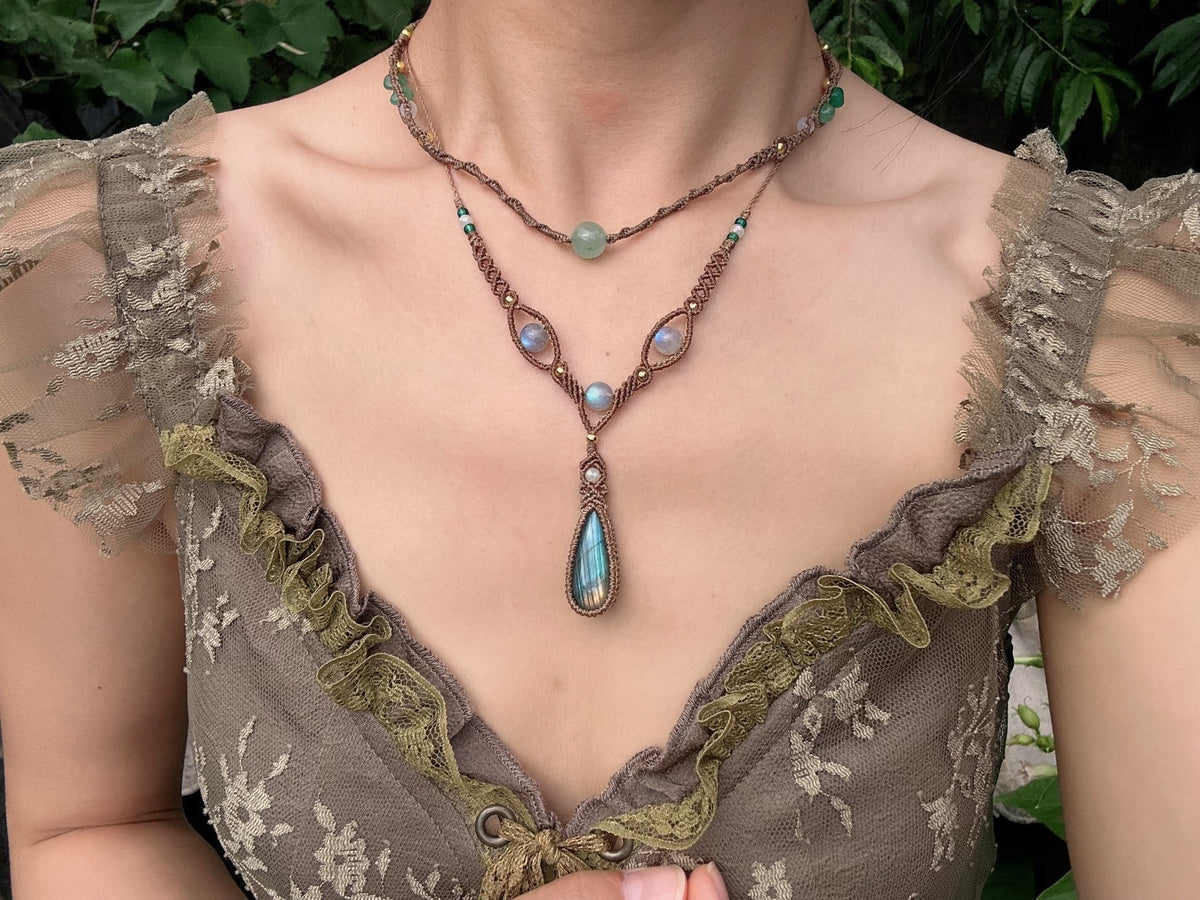 Collar de micro macramé anudado a mano con piedras