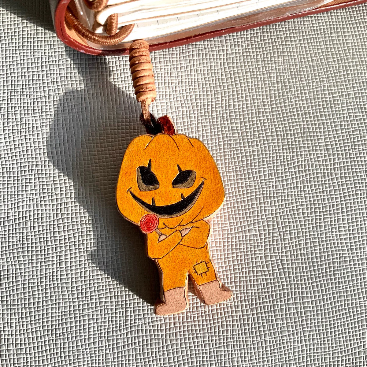 Juego de cuatro colgantes de cuero Halloween