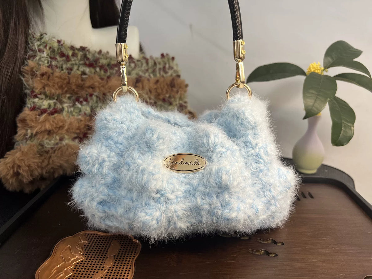 Häkeltasche im Puff-Stich mit eisblauem Farbverlauf