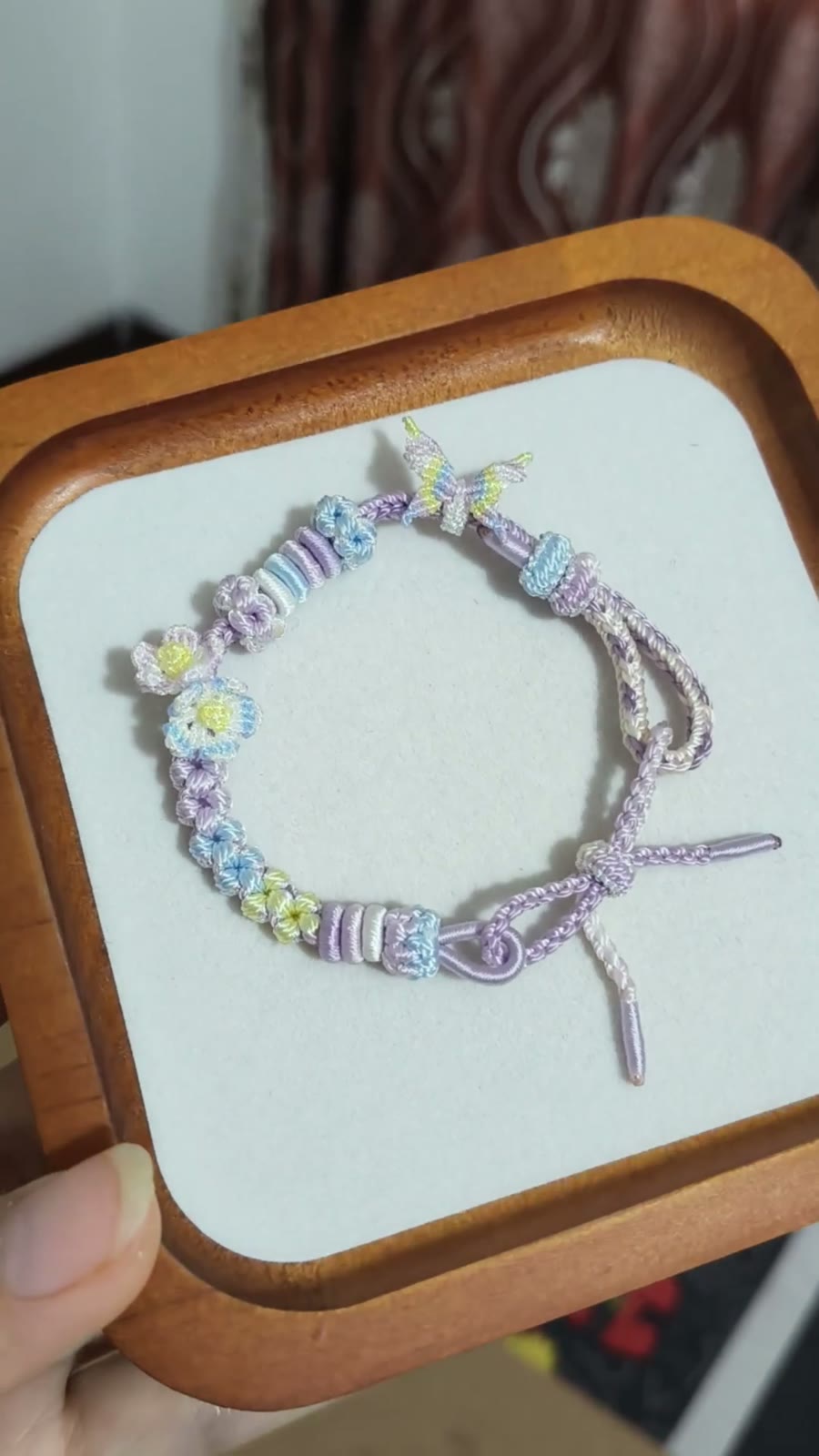 Handgeflochtenes Blumenarmband in Blau-Pink-Verlauf