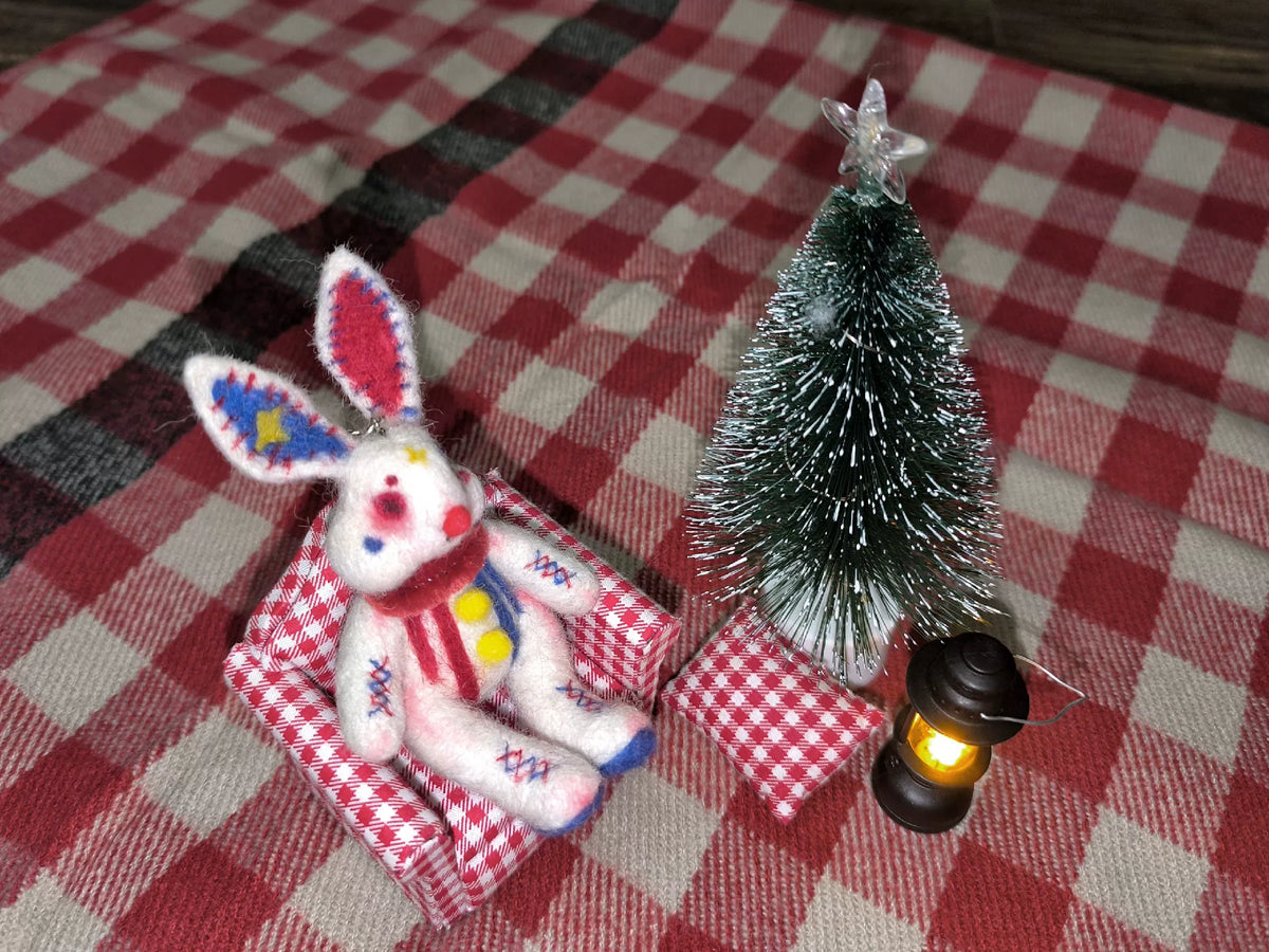 Clownkanin i ullfilt – nyckelring med mjuk berlock