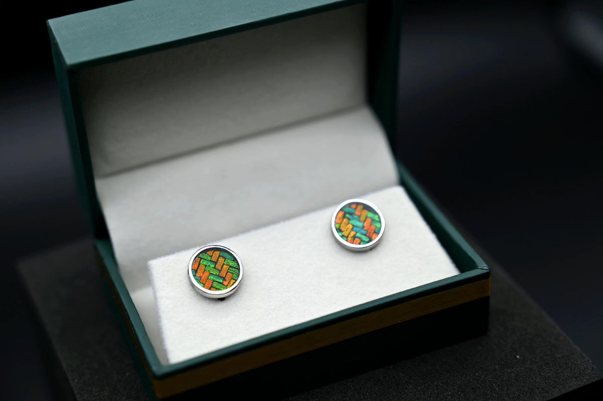 Runda öronstift i sterlingsilver med praktskalbaggsväv