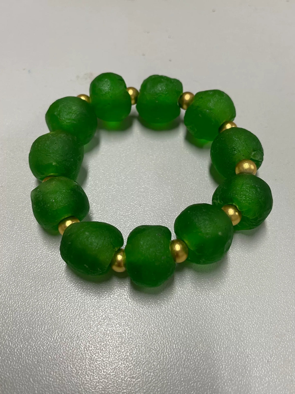 Pulsera de cuentas de vidrio verde acabado esmerilado