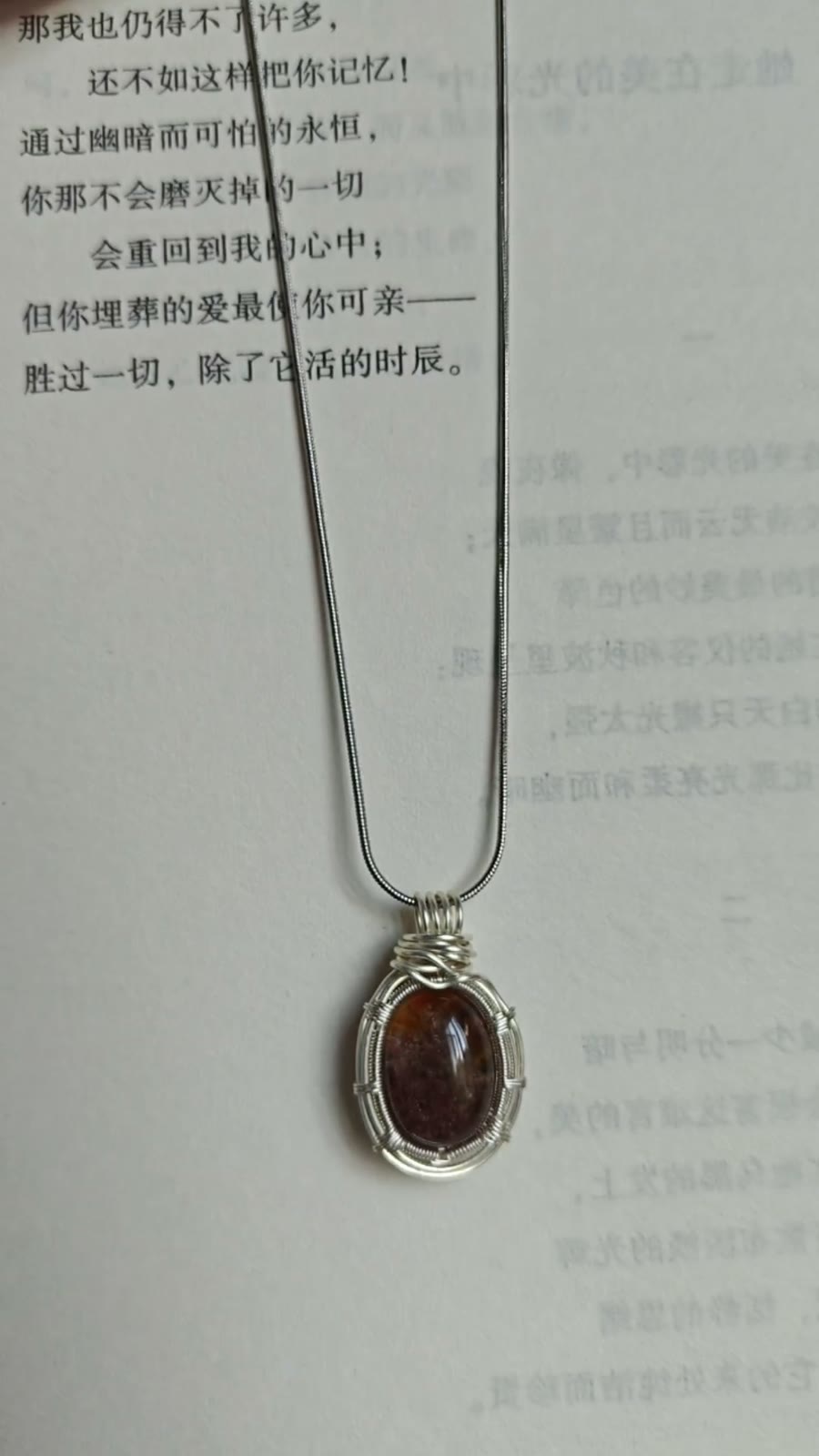 Collana con Pendente in Cristallo Ghost Avvolto nel Filo