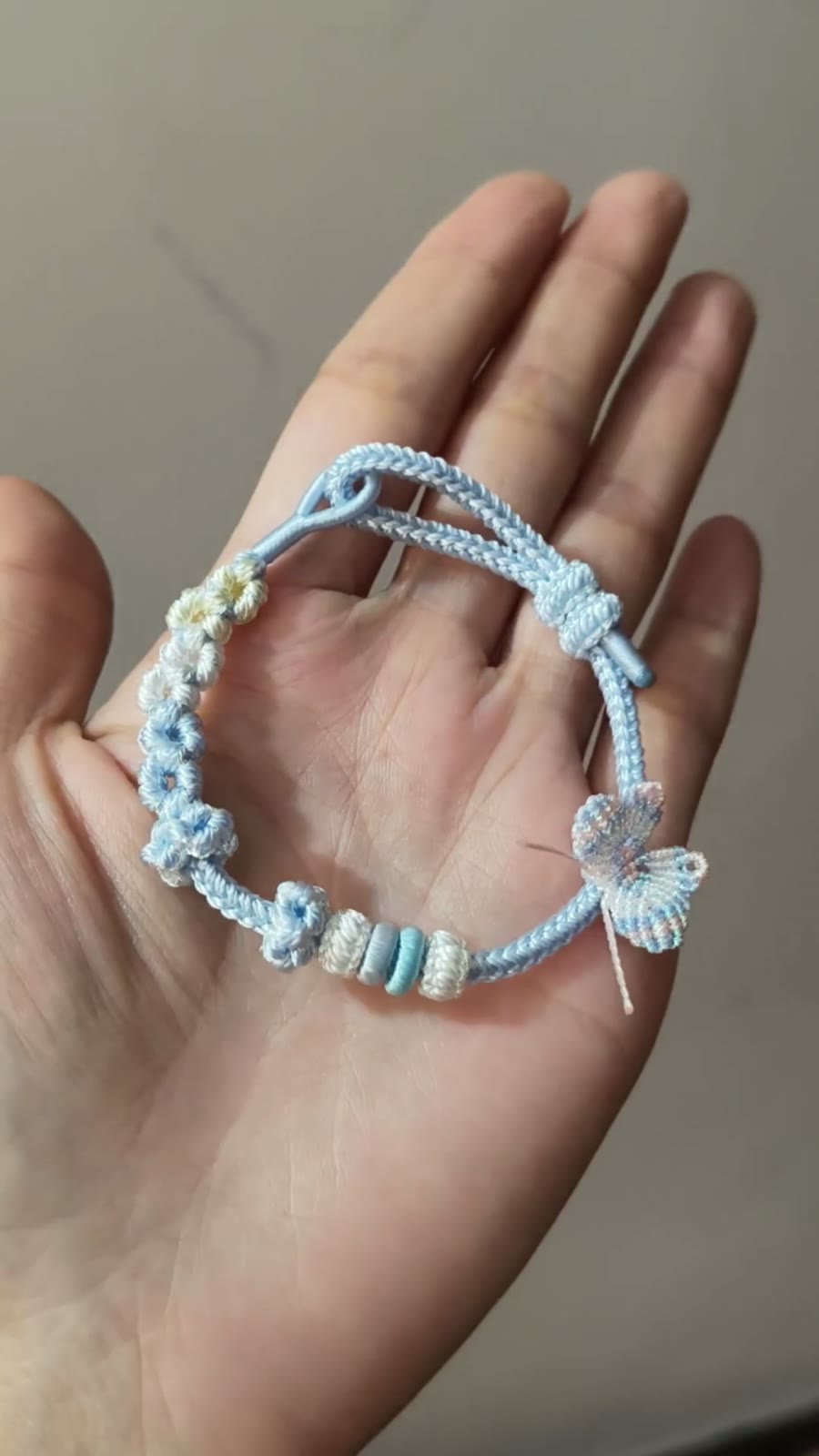 ハンドメイド ブルー＆ホワイトの編み込みレスレット 蝶と花
