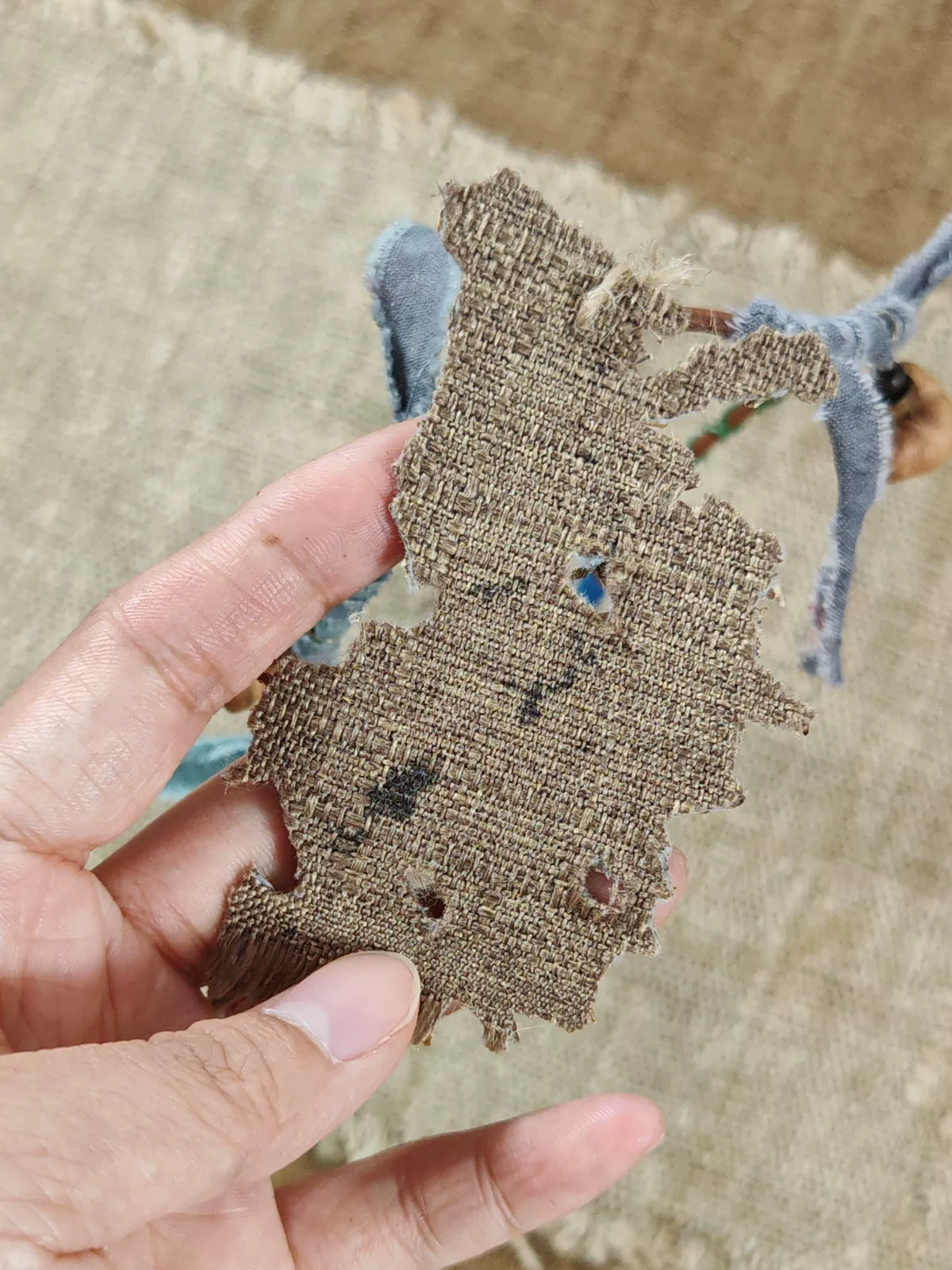 Colar de Pele Entrançada com Pendente de Casca de Árvore