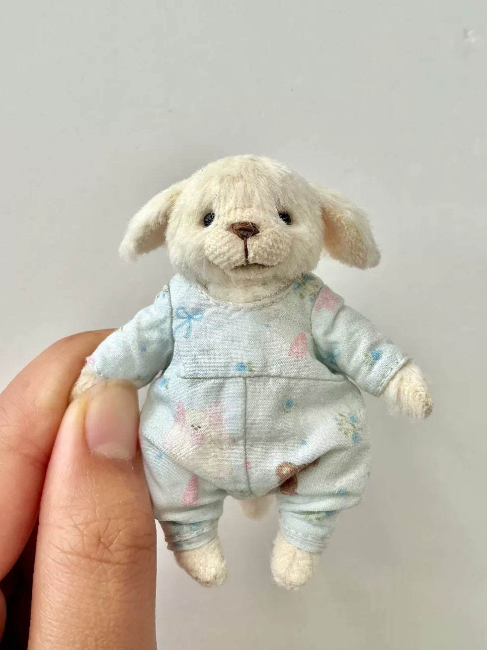 Handgemaakte Cream Knuffelhond in Blauwe romper