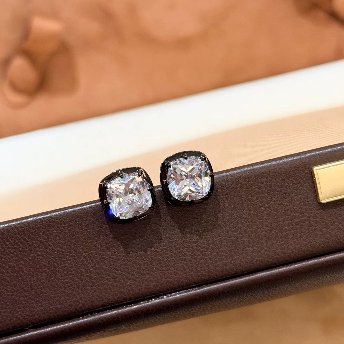 S925シルバー ブラックエナメル クッション ピアス