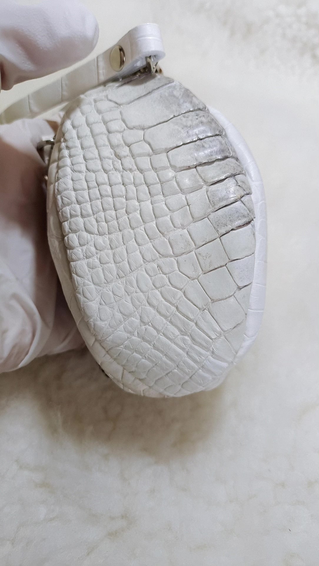 Pochethette ballon en cuir de crocodile de l'Himalaya