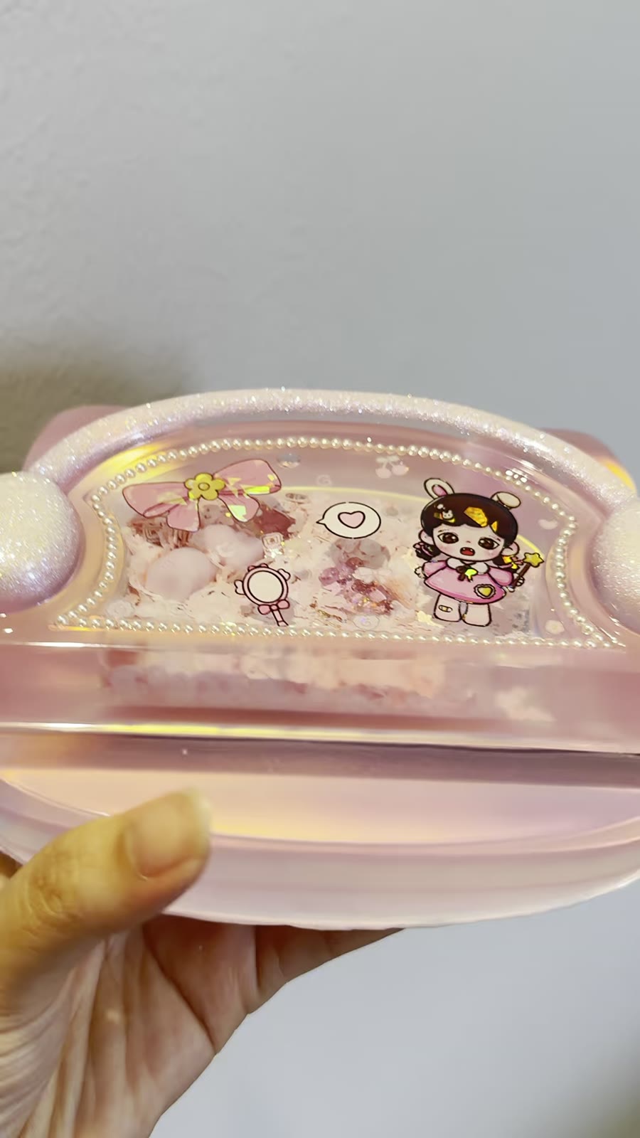 Handgemaakte roze hars displaycase in vorm van mosselchelp