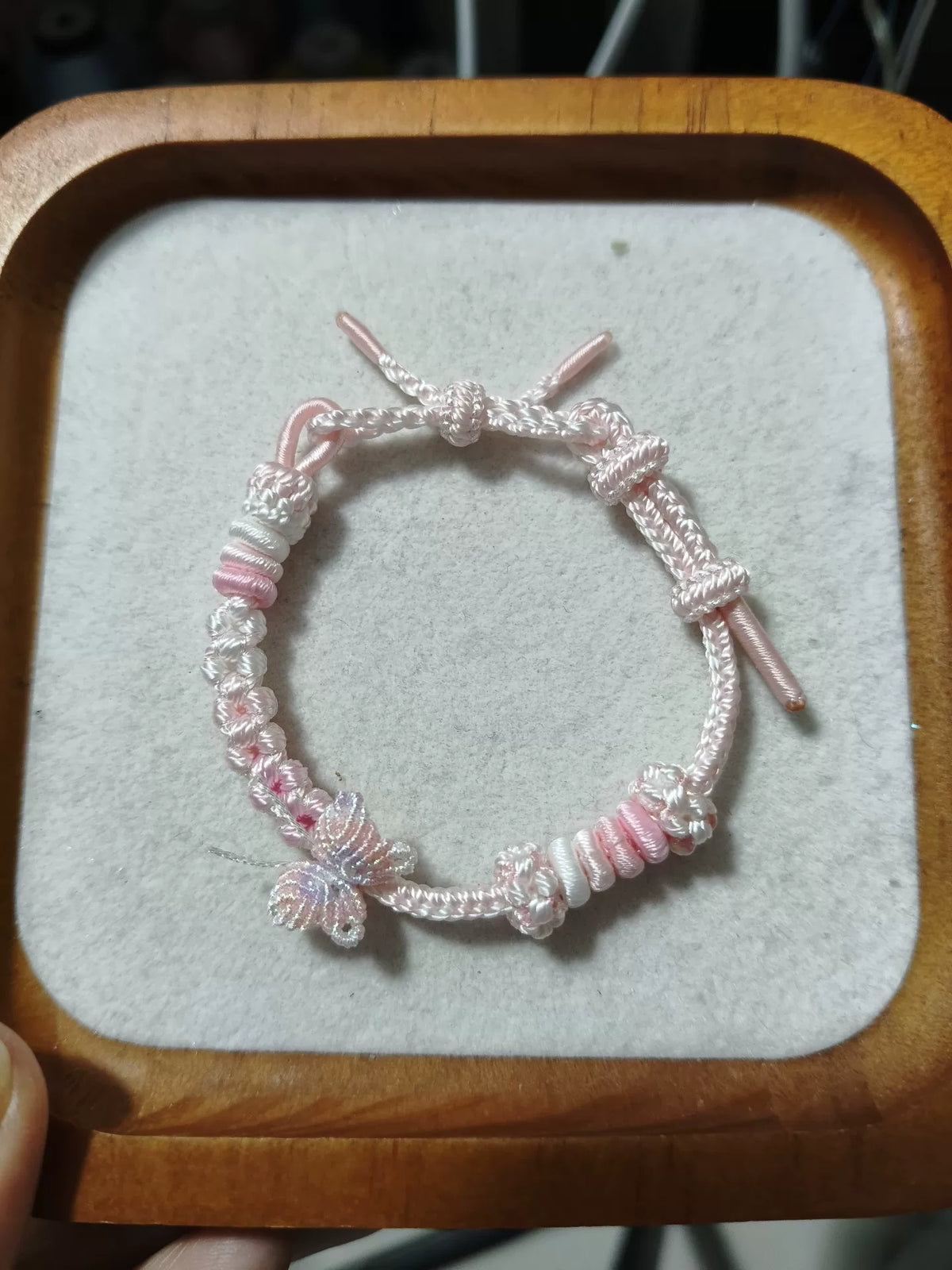 Pulseira Trançada à Mão Rosa e Branco com Pingente de Borboleta