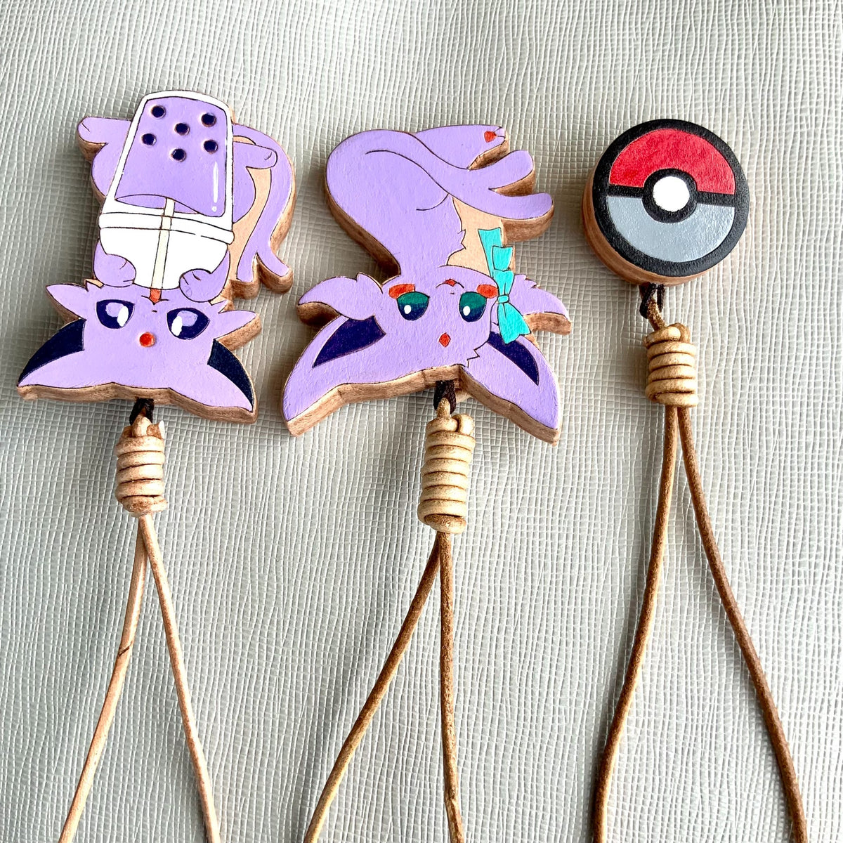 Ensemble de porte-clés en cuir Espeon et Poké Ball