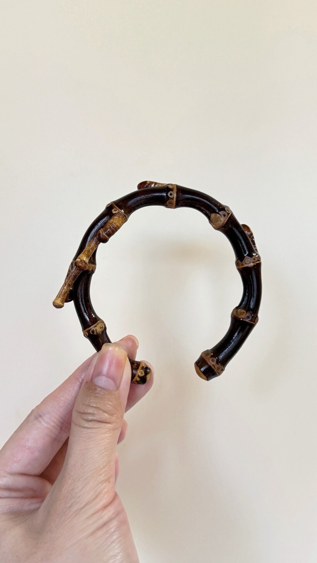 Onregelmatige cuff-armband van paarse bamboe