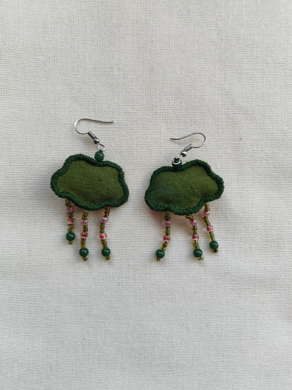 Boucles d'oreilles artisanales en tissu vert et perles