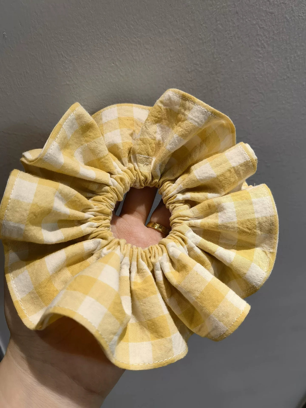 Elastico per capelli in cotone a quadri giallo fatto a mano