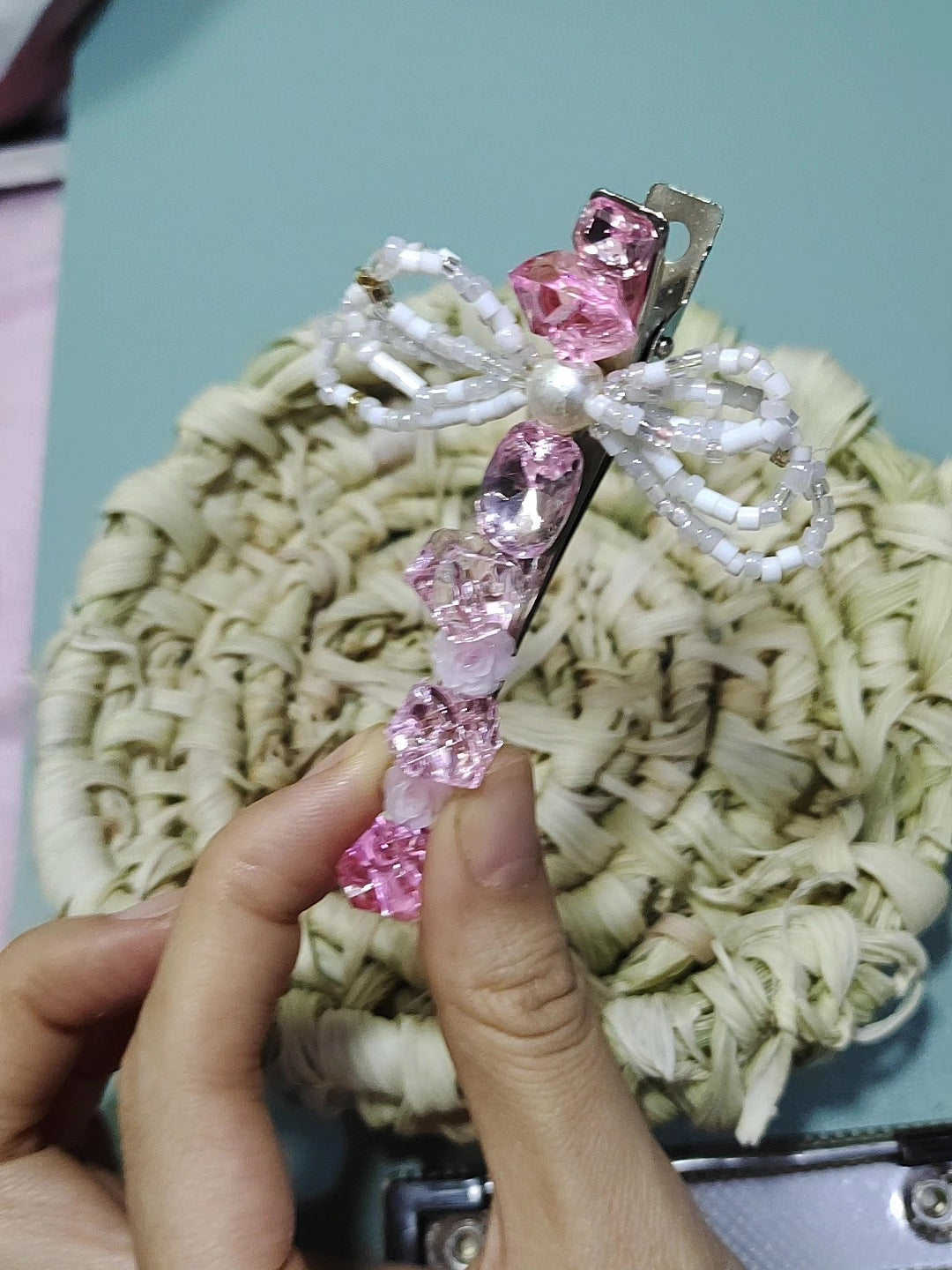 Handgakte roze strik parel haarspeld met kralen