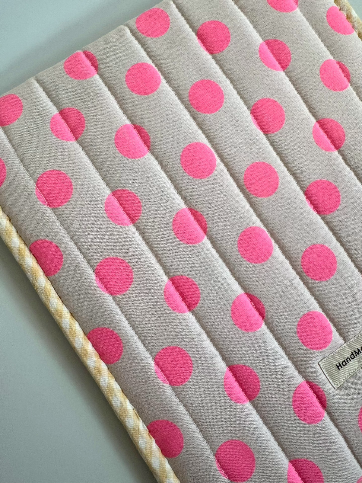 Custodia per tablet in cotone trapuntato con pois fatta a mano