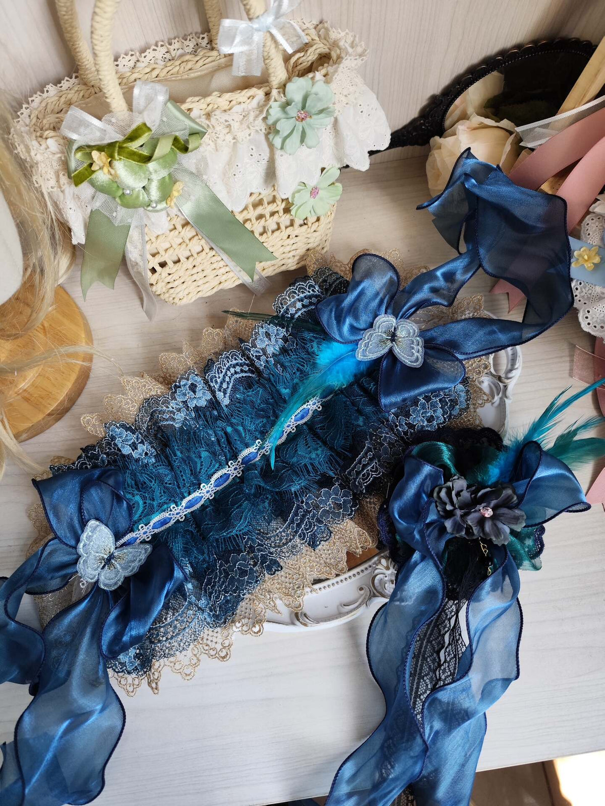 Diadema de encaje Lolita con plumas de pavo real