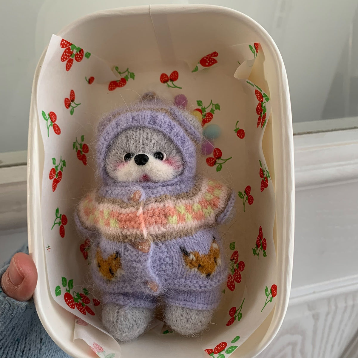 Oso tejido a mano con ropa extraíble