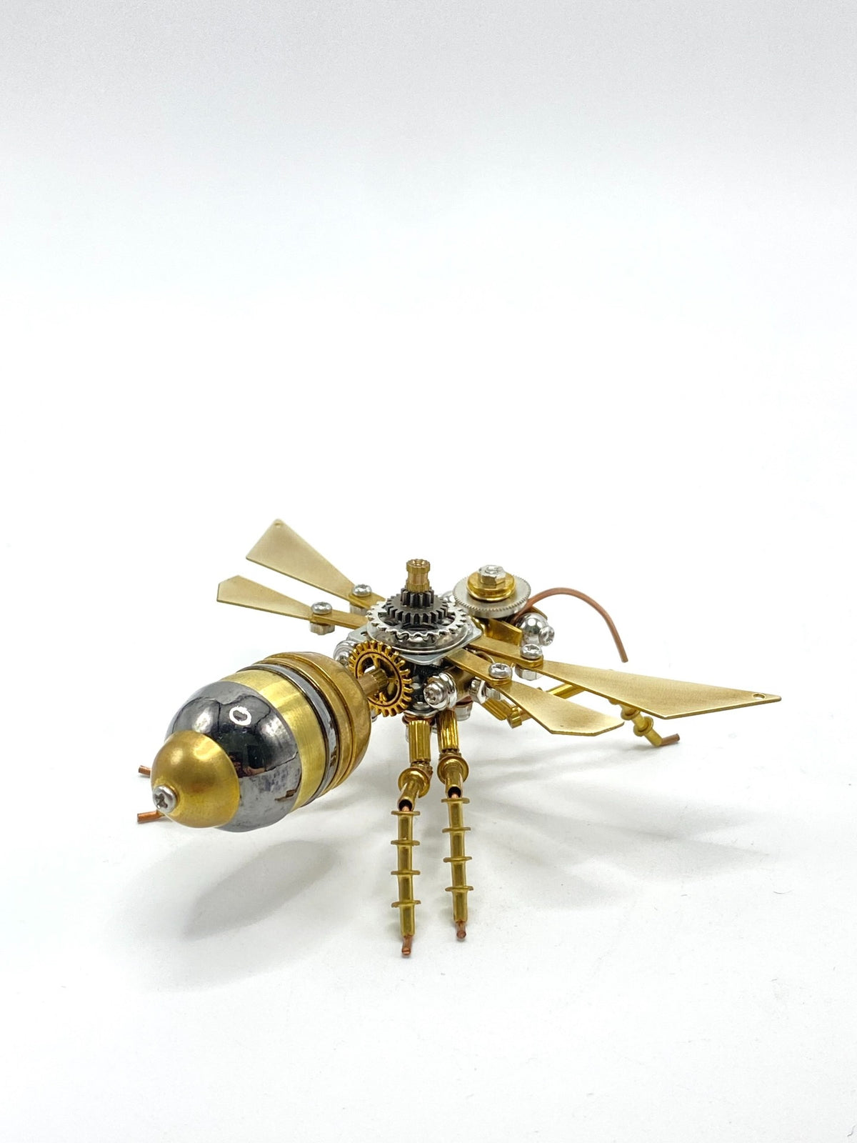 Escultura de metal de insecto volador mecánico estilo steampunk