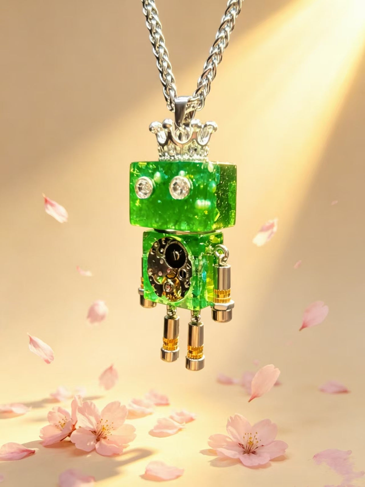 Collar con colgante de robot verde y corona