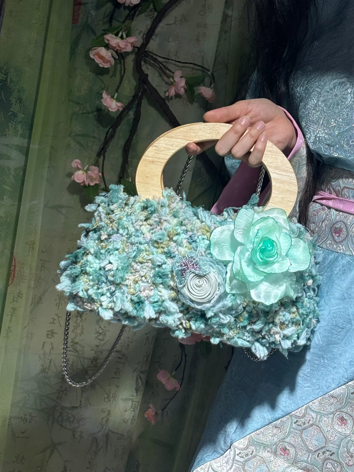 Blumige Häkel-Handtasche mit Bügelgriff