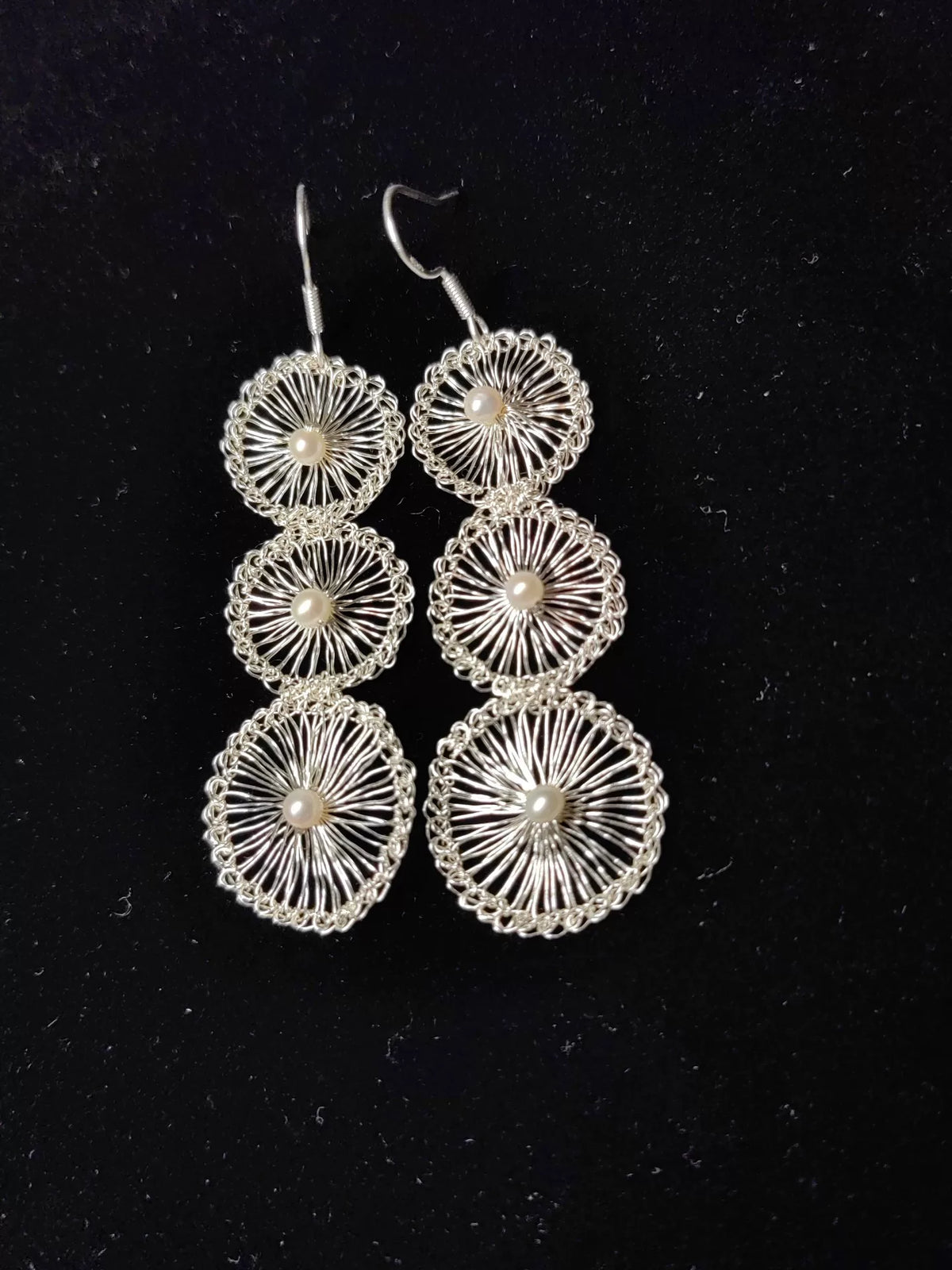 Pendientes de crochet a mano con alambre de plata y perlas