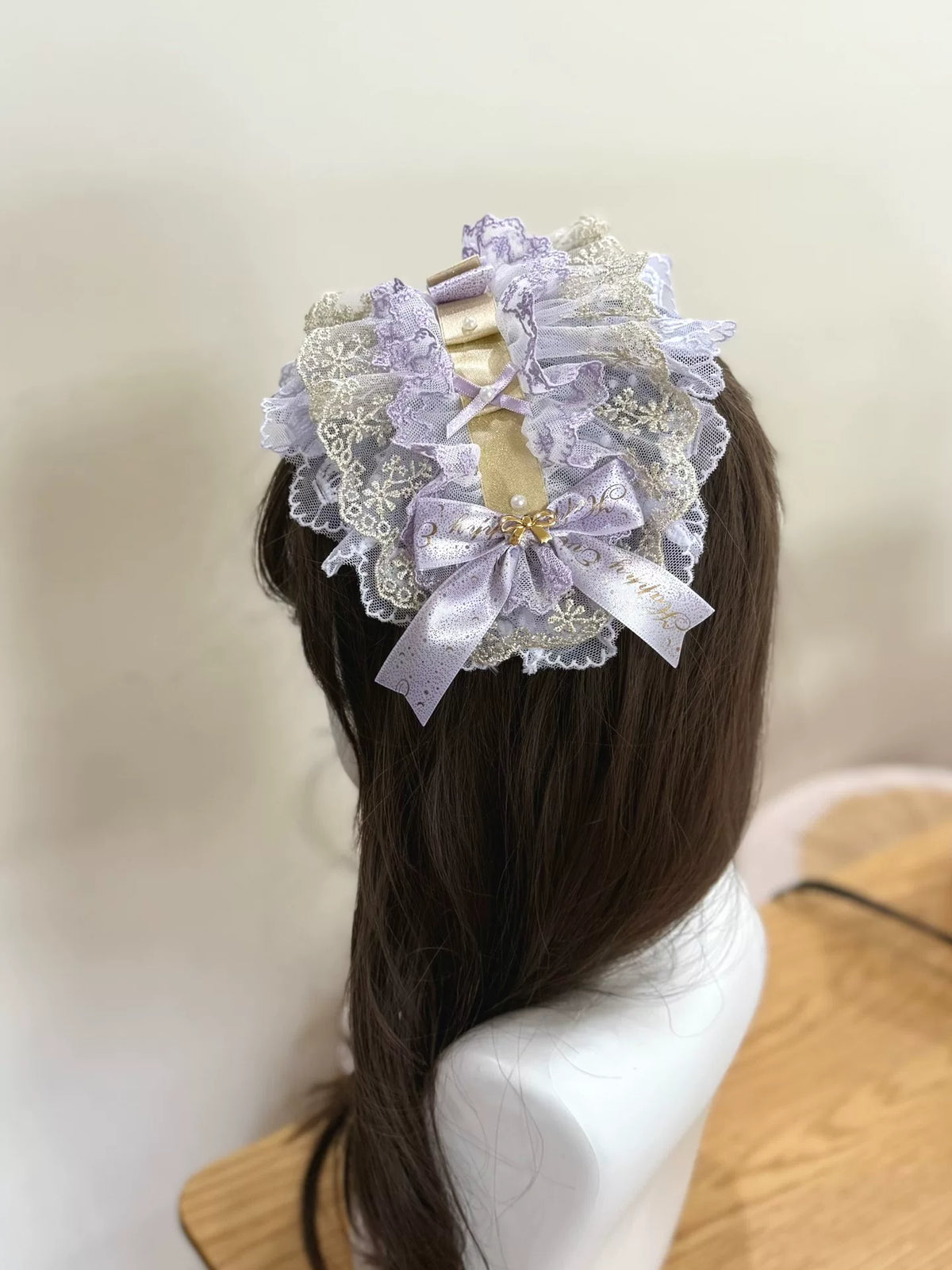 Lolita diadem med lagerad spets och rosett i lila och guld