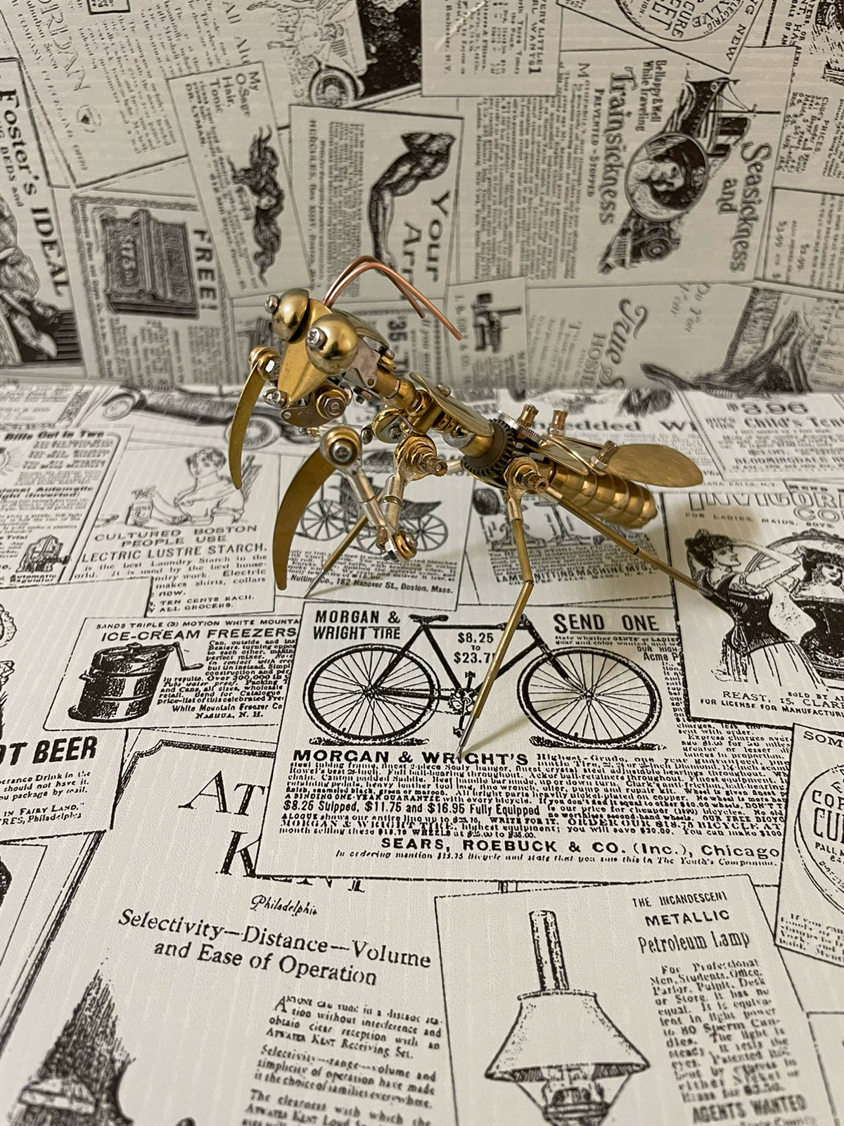 Escultura de mantis mecánica en latón steampunk