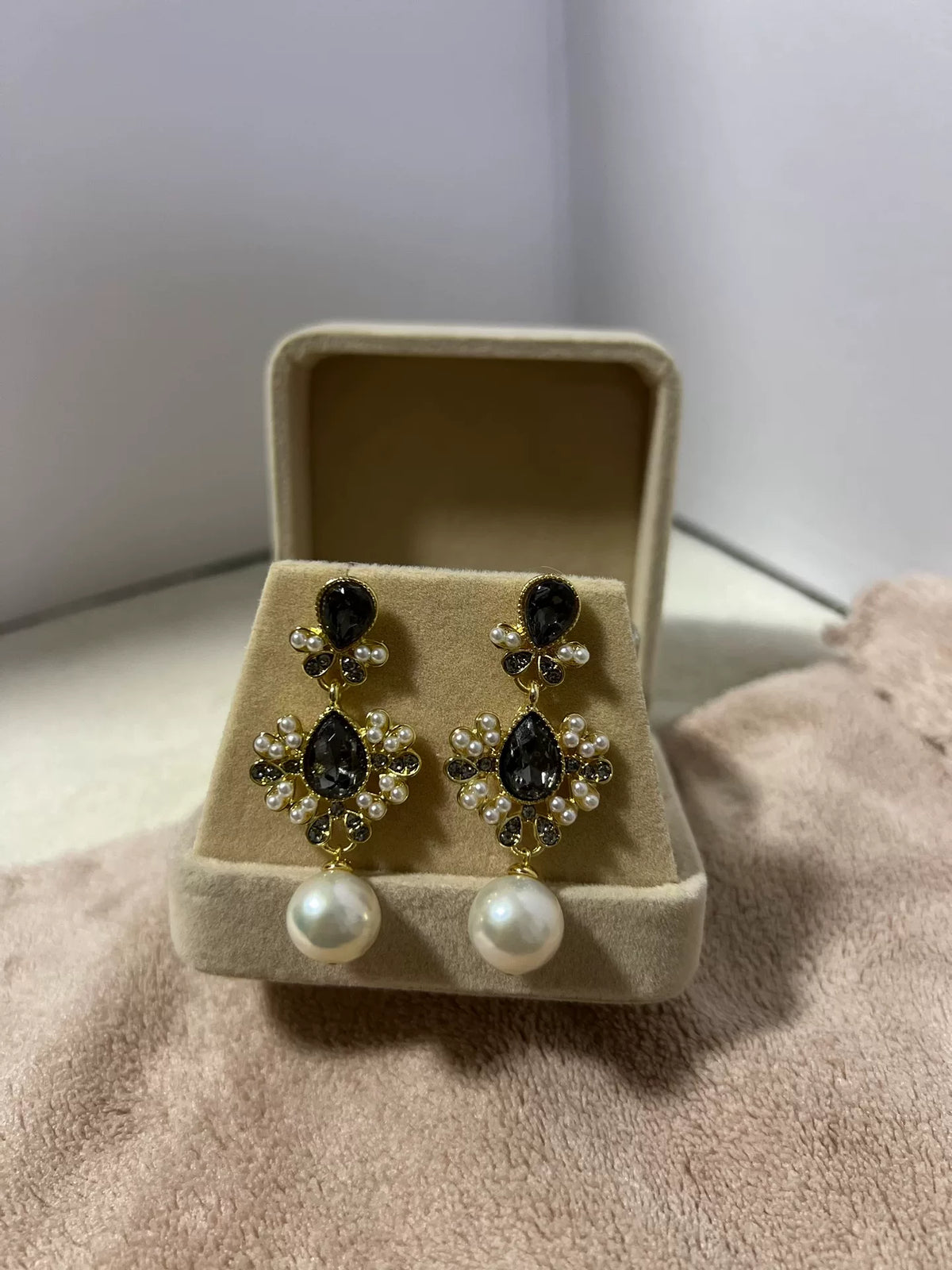 Brincos de Gota com Pérolas em Tom Dourado