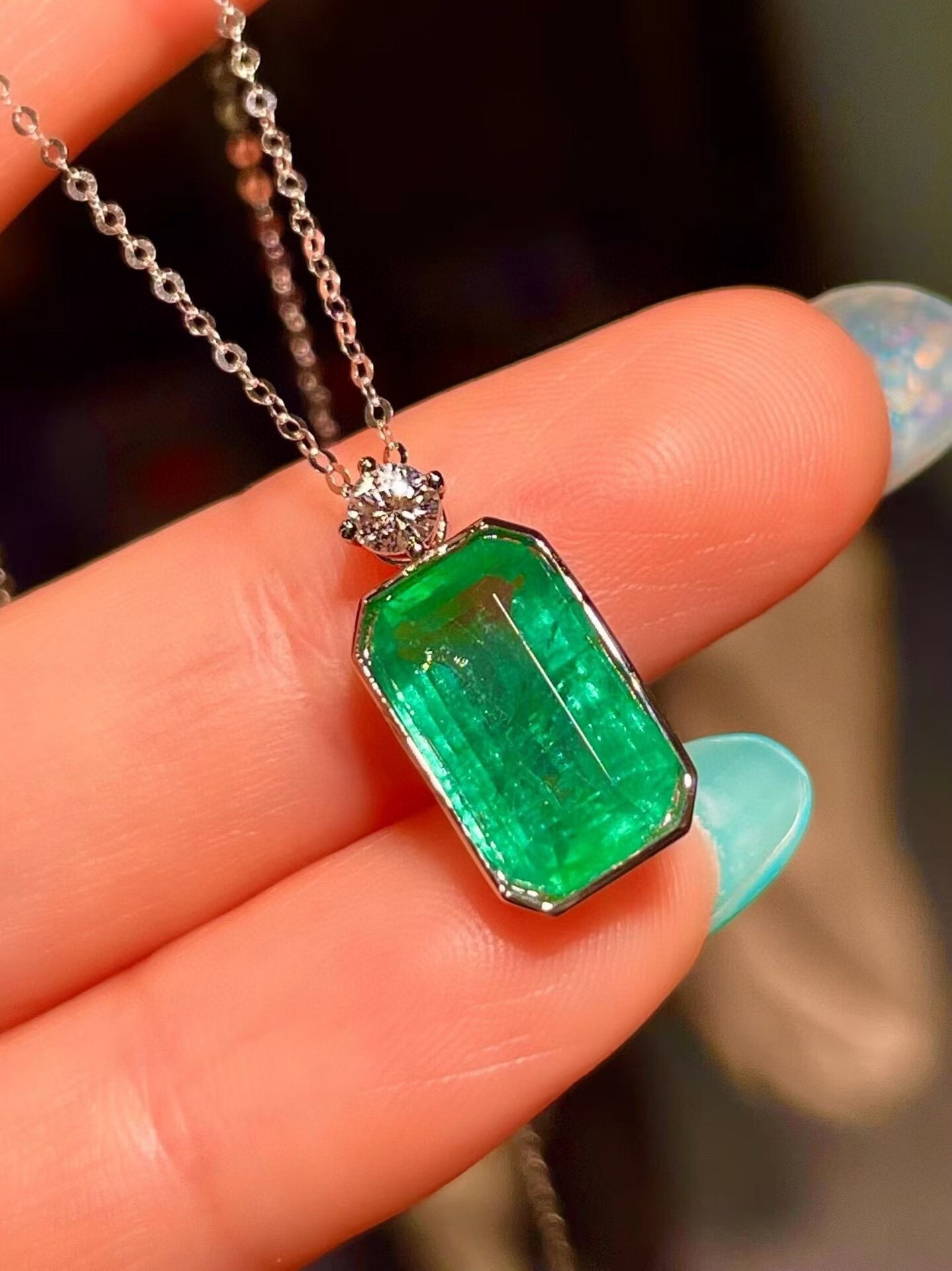 Pt950 Platinum Bezel-Set Emerald Pendant with Diamond