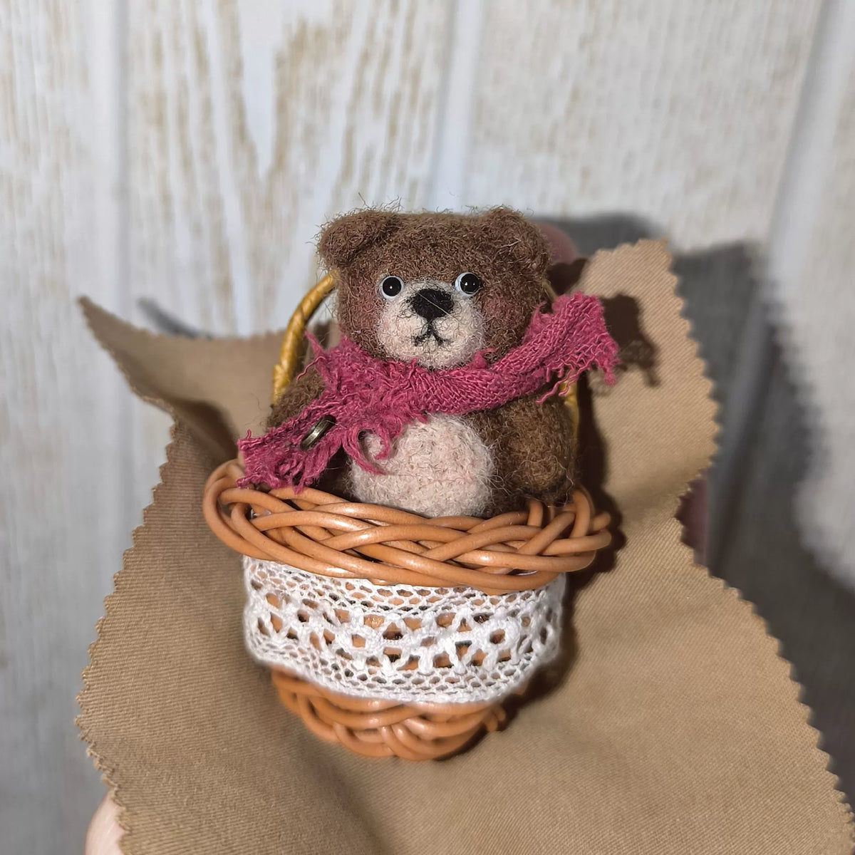 Handgefertigter brauner Teddybär-Anhänger aus Wollfilz