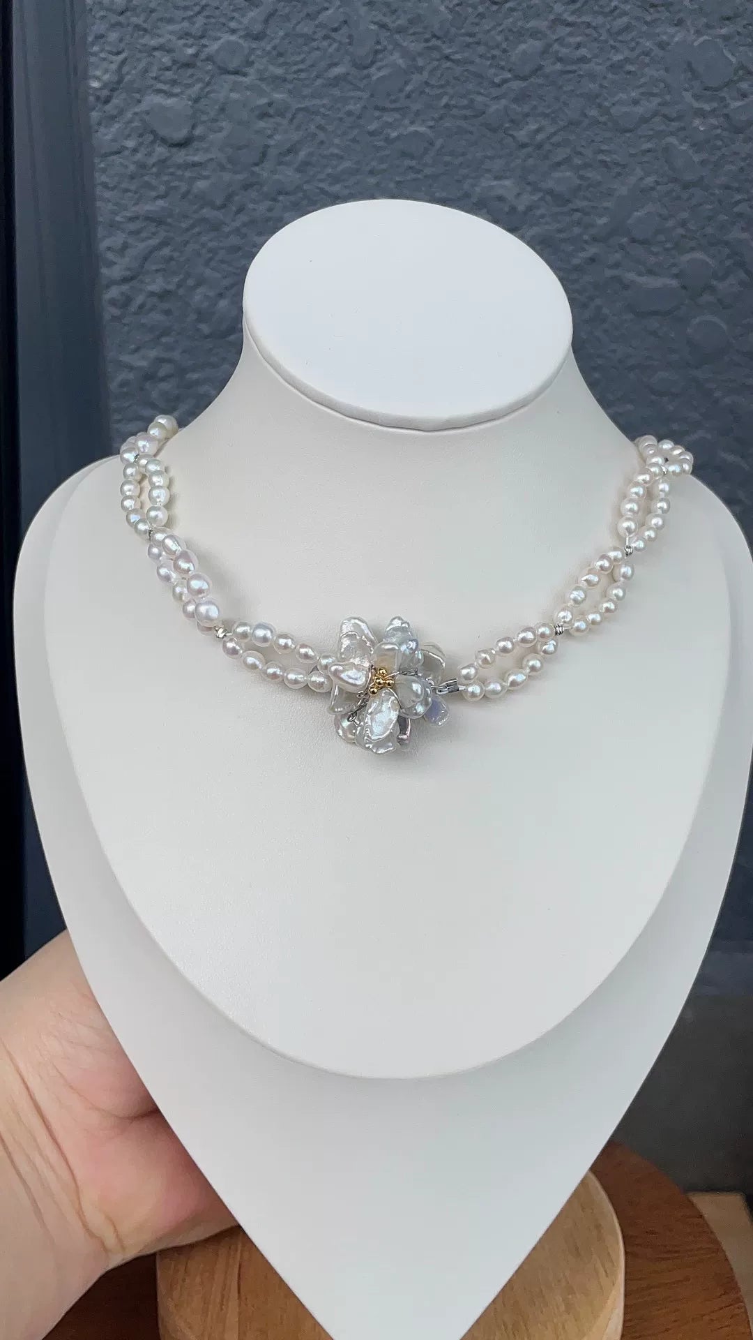 Collier fleur en perles baroque bleu-argent tissé